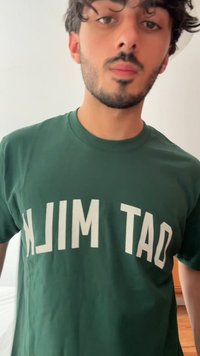 Sötétzöld pamut póló, amelyen nagy, fehér, fordított felirat olvasható: "ZAB TEJ." Klasszikus kerek nyakú dizájn, rövid ujjakkal.
