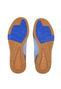 Scarpe sportive blu e rosa con suola in gomma, caratterizzate da un design non segnante e dettagli testurizzati blu. Visibile il marchio "Sergio Tacchini".
