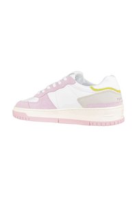 Sneaker bianco con accenti in suede rosa e grigio, suola in gomma, punta rotonda e chiusura con lacci. Il lato presenta un dettaglio giallo vicino al tallone.