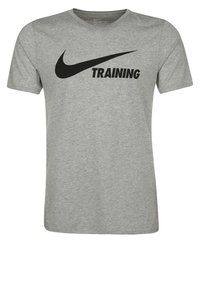 Camiseta de algodón gris con mangas cortas, que presenta un logo de swoosh negro de Nike y la palabra "TRAINING" en letras negritas negras.