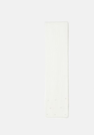 Écharpe blanche en tricot côtelé avec de petites perles dispersées près d'une extrémité, posée à plat sur un fond clair.
