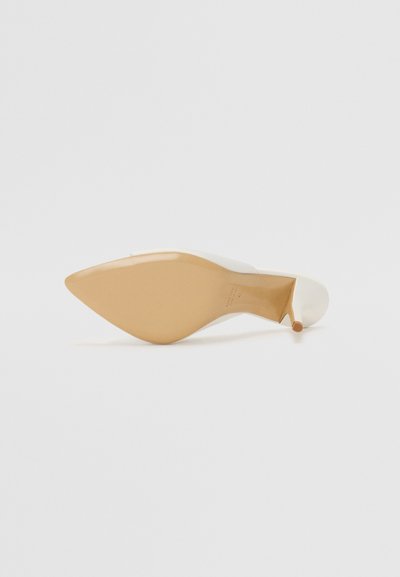 Scarpa con tacco alto bianca a punta con suola beige e tacco sottile, caratterizzata da una texture liscia e un design minimalista.