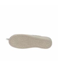 Suela de zapato hecha de goma gris claro con patrones florales texturizados y un borde ligeramente elevado. Presenta una tira en el talón.