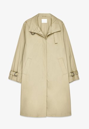 Manteau de pluie beige avec un large col, une patte de boutonnage à l'avant, des poches latérales et des accents de boucle sur les manches. Tissu lisse et léger avec une coupe décontractée.