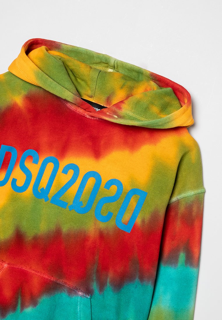 Ein Batik-Hoodie in Grün, Gelb, Rot und Blau, mit blauer stilisierter Schrift, die "DSQ2020" über der Brust liest.