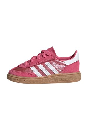 Baskets Adidas en daim et cuir rose avec des bandes blanches, semelle en gomme et fermeture à lacets vues de profil.