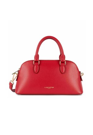 Sac à main en cuir rouge avec une finition texturée, poignées supérieures doubles, quincaillerie dorée et une bandoulière amovible. Emblème sur le devant.