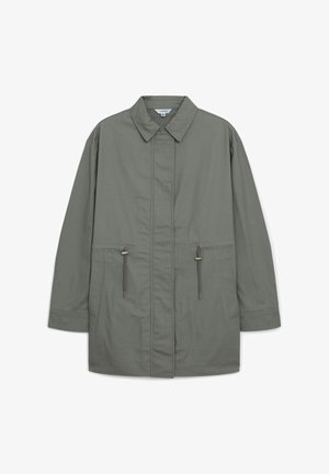 Giacca utility verde oliva chiaro con colletto, chiusura frontale a zip e due tasche laterali. Presenta cordini regolabili per una vestibilità e uno stile personalizzati.