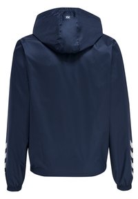 Marinblå vindjacka med elastisk huva, elastiska ärmslut och vita chevron-detaljer längs ärmarna. Slät, lättviktig material.