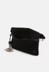 Sort ruskind clutch taske med et afslappet design, der har en lynlås i toppen, en dekorativ kvast og en glat tekstur. Velegnet til forskellige anledninger.