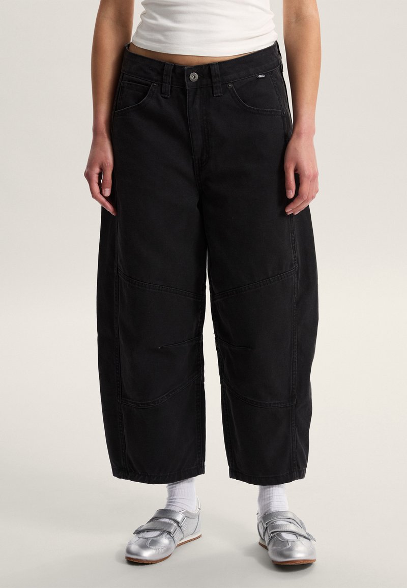 Pantalones vaqueros negros de pierna ancha y corte cropped con cintura alta, que cuentan con bolsillos frontales, costuras contrastantes y una textura de mezclilla suave.