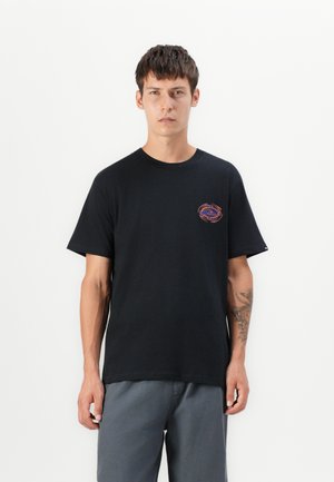 T-shirt en coton noir à manches courtes et col rond ; présente un petit graphique multicolore sur la partie gauche de la poitrine.