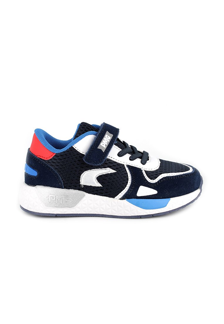Zapatilla deportiva azul marino con acentos en blanco y rojo, parte superior de malla, correa ajustable, suela texturizada y detalles de patrón geométrico.