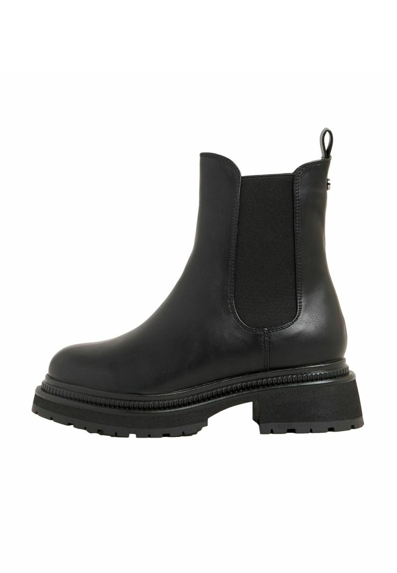 Botas de tobillo de cuero negro con paneles elásticos en los lados, tirador, suela de goma gruesa y costuras detalladas alrededor de la base.