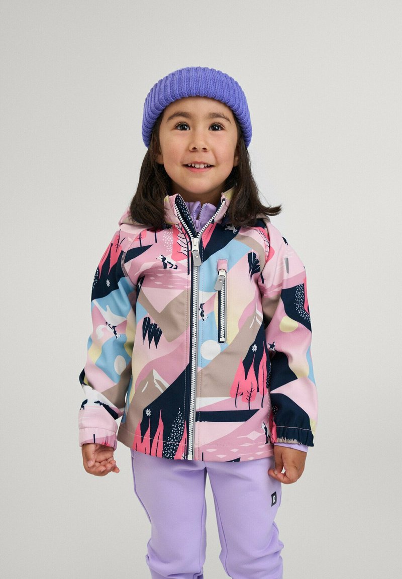 Bunte, gemusterte Skijacke mit rosa, blauen und schwarzen Farbtönen sowie Grafiken von Bergen und Bäumen. Aus weichem, langlebigem Material mit einem Reißverschluss.