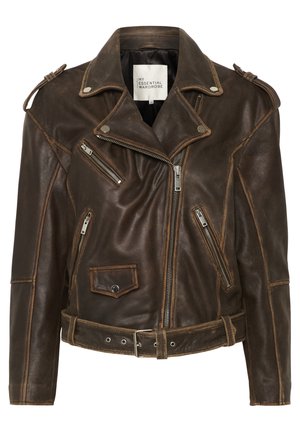 Chaqueta de cuero marrón oscuro para motociclista con cremallera asimétrica, bolsillos con cremallera, cintura con cinturón, hombreras y solapa en el cuello.