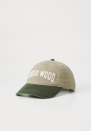 Khaki bomulds-cap med en mørkegrøn skygge, præget af teksten "WOOD WOOD" i hvid brodering på forsiden. Rundet design med ventilationshuller.
