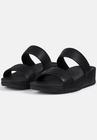 Zwarte schuifsandalen met twee brede banden, gemaakt van soepel leer. De binnenzool is voorzien van een textuur voor een goede grip, en de zool heeft een laag profiel.