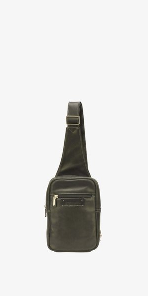 Petit sac bandoulière en cuir noir avec sangle réglable, poche avant zippée et forme rectangulaire.