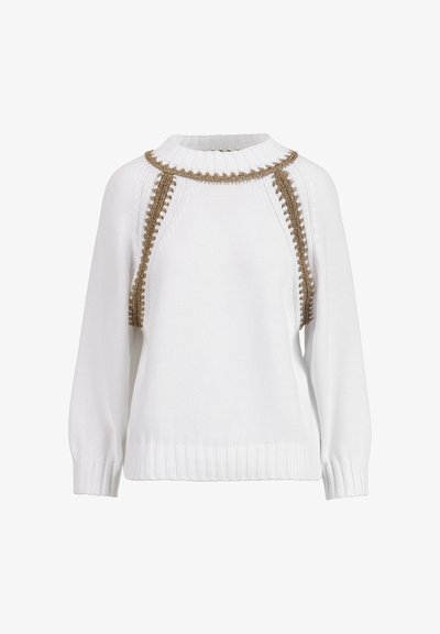 Pulover alb tricotat, cu guler înalt din dantelărie. Prezintă accente decorative din fir maro de-a lungul umerilor și pe părți. Tiv și manșete cu dantelărie.