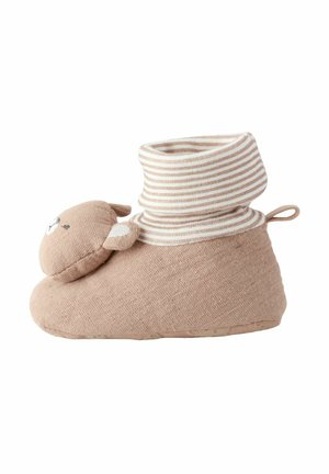 Pehmeät vaaleanpunaiset kangaslaput, joissa on raidallinen, taitettu reunus ja karhu-muotoinen koriste sivulla. Teksturoitu, liukumaton pohja pitävyyttä varten.