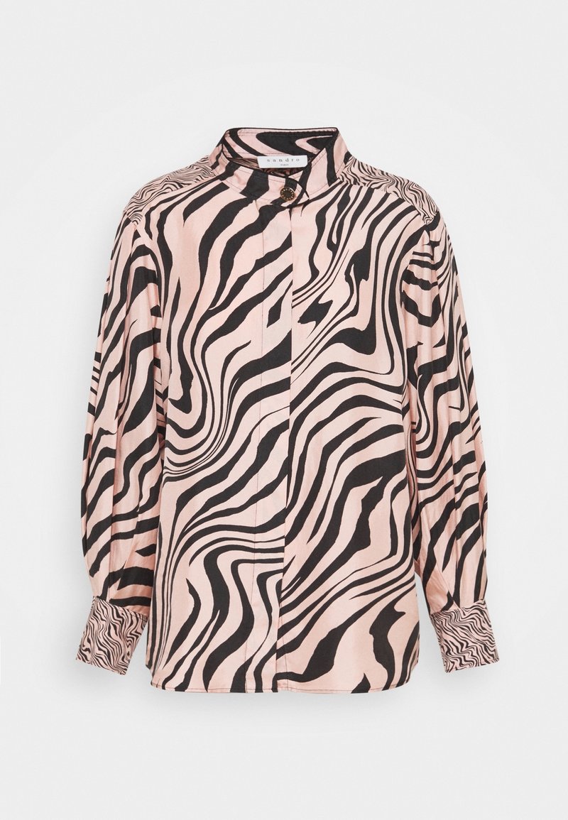 Chemise à manches longues avec des rayures ondulées zébrées roses et noires, col montant et poignets boutonnés sur un fond uni.