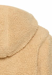 Beige Sherpa-Hoodie mit einer strukturierten Fleece-Oberfläche, ausgestattet mit einer großen Kapuze und Nahtdetails auf der Rückseite.