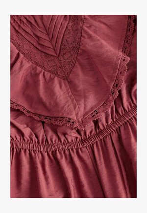 Vestido burdeos con un corsé texturizado, adornado con encaje y una cinturilla elástica fruncida, confeccionado en una tela suave y fluida.