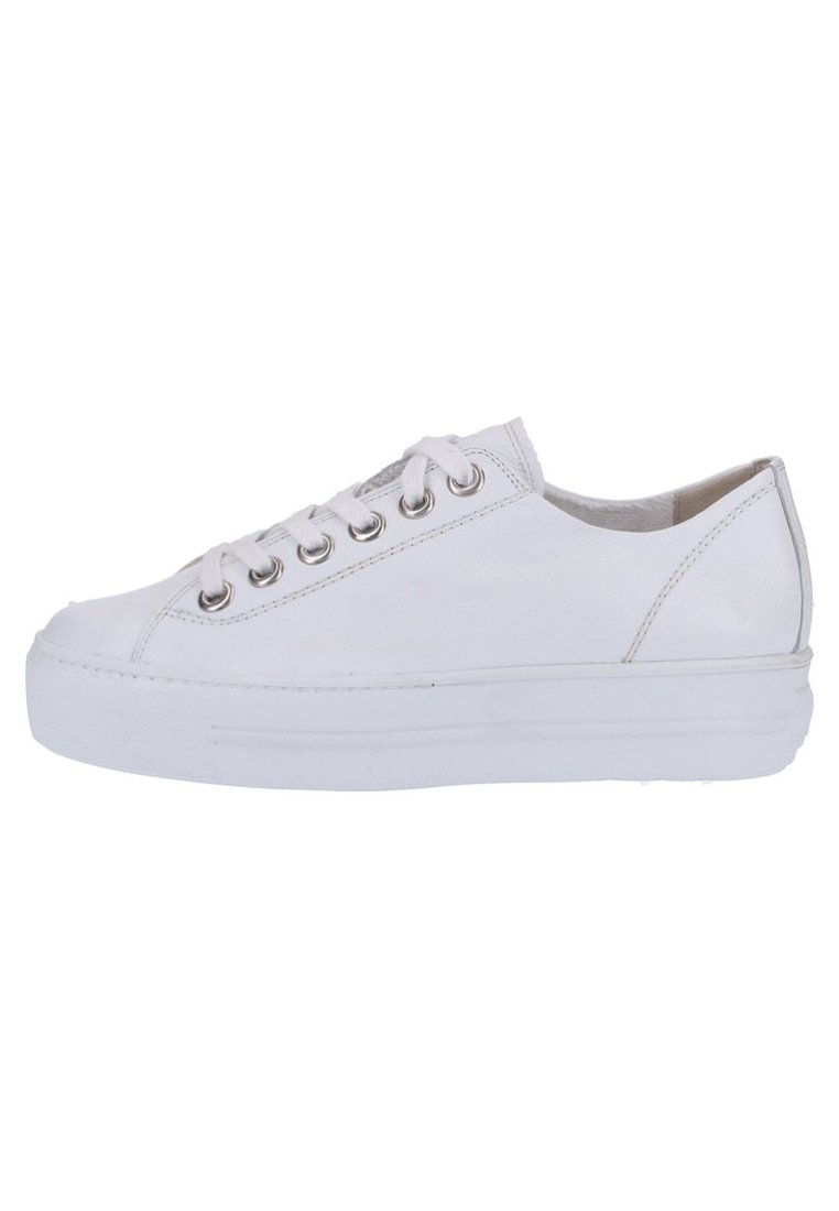 Weiße Leder-Sneaker mit einem Low-Top-Design, runden Schnürsenkeln, Metallösen und einer dicken weißen Sohle. Glatte Oberfläche mit minimaler Detailgestaltung.