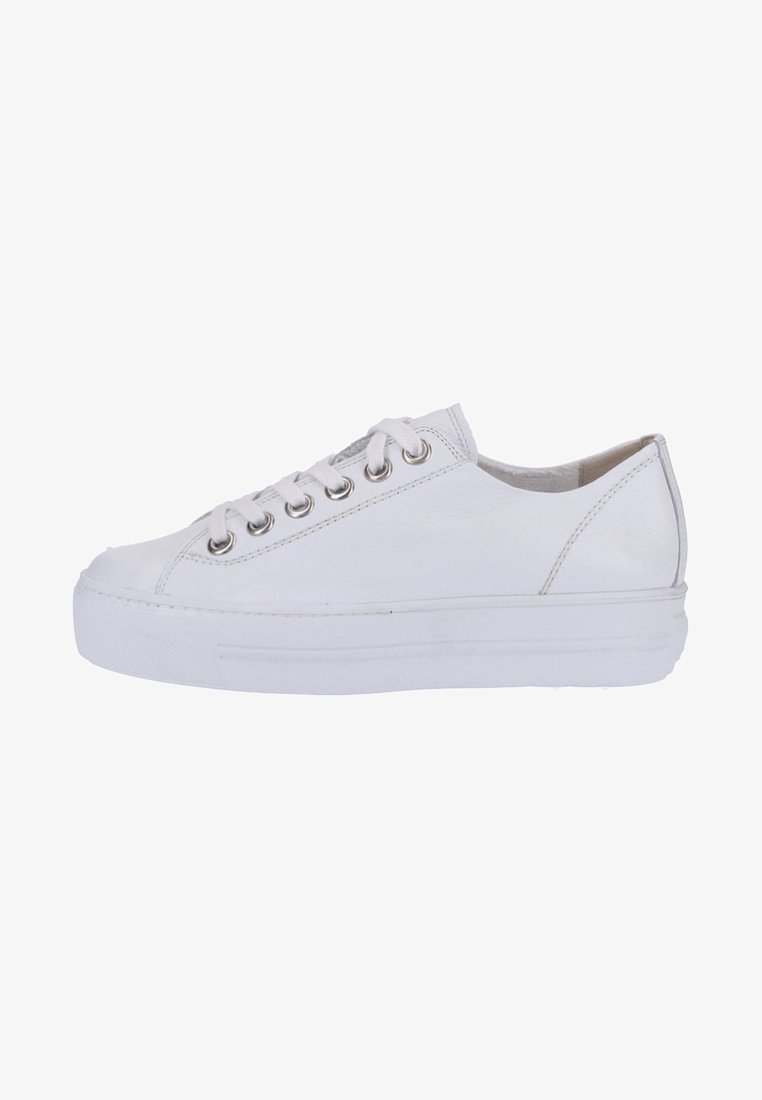 Weiße Leder-Sneaker mit einem Low-Top-Design, runden Schnürsenkeln, Metallösen und einer dicken weißen Sohle. Glatte Oberfläche mit minimaler Detailgestaltung.