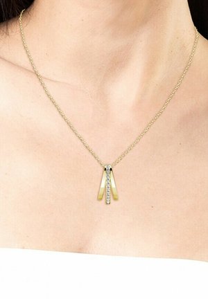 Gouden ketting met een hanger die twee langwerpige vormen toont. De ene is versierd met heldere kristallen, wat de contrast en glans benadrukt.