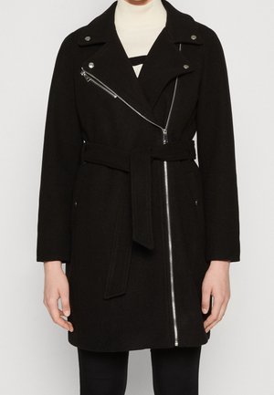 Svart ullblandad kappa med bältad midja, asymmetrisk silverdragkedja, breda slag och sidofickor. Slät textur och skräddarsydd passform.