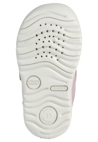 Bílá gumová podešev s texturovaným vzorem, obsahuje ventilační otvory, embosované značkové loga 'GEOX,' 'ITALIAN PATENT,' a detaily odpružení.