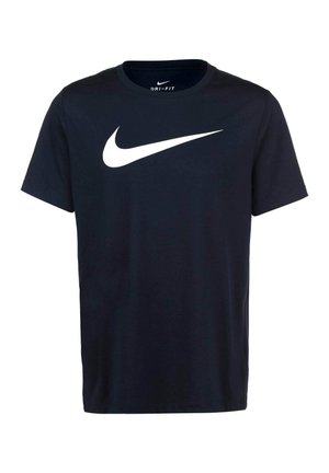 Marineblauwe Dri-FIT t-shirt met korte mouwen, ronde hals en een groot wit Nike swoosh-logo op de voorkant. Glad stoftextuur.