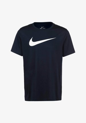 Marineblaue Dri-FIT T-Shirt mit kurzen Ärmeln, rundem Ausschnitt und großem weißen Nike-Swoosh-Logo auf der Vorderseite. Glatte Stofftextur.