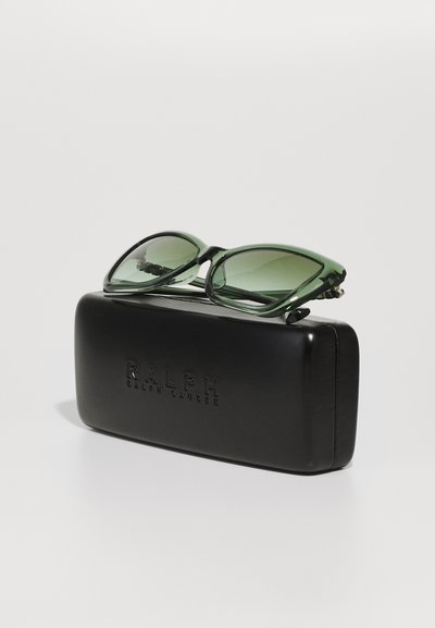 Occhiali da sole verde con lenti ovali in un astuccio nero e testurizzato. L'astuccio presenta un marchio impresso e una finitura liscia.