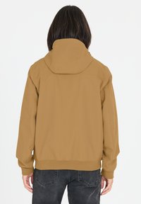 Brun huva jacka med en jämn, matt textur, elastiska muddar och en avslappnad passform. Har en känguruficka och sydda sömmar.