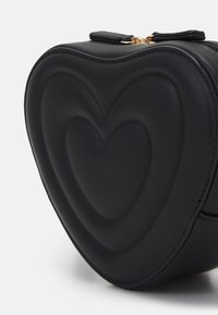 Even&Odd HEART - Torba čez telo - black