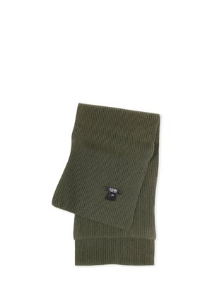 Olivgrüner gerippter Wollschal, gefaltet, mit einem kleinen schwarzen Markenlabel auf der Vorderseite angenäht.