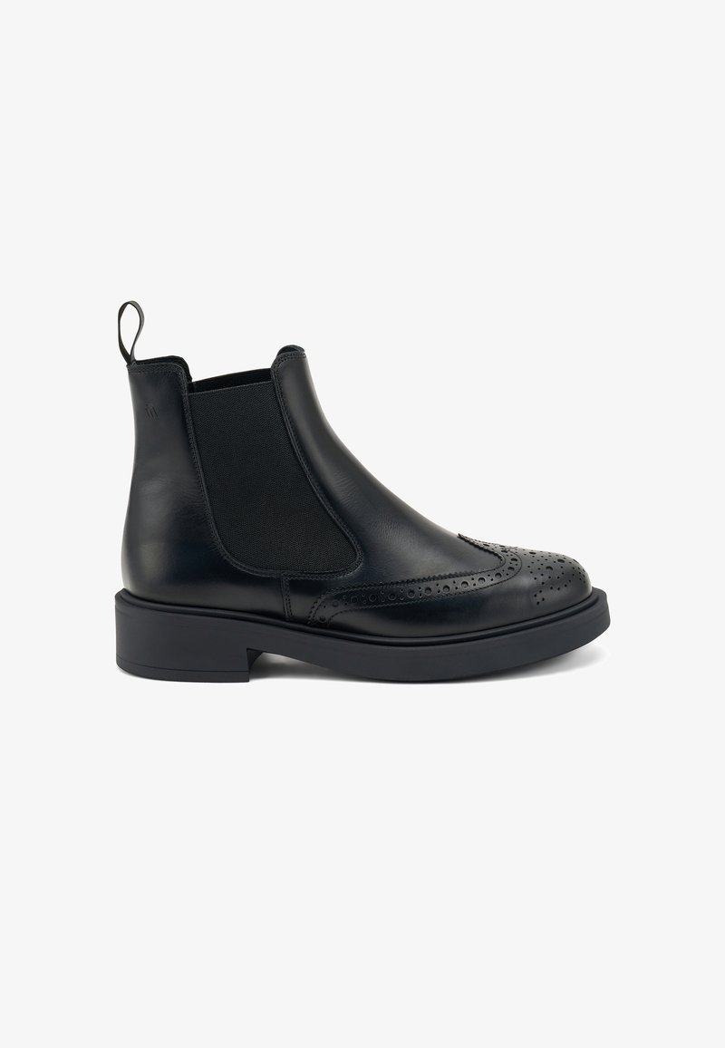 Botas Chelsea de cuero negro con paneles laterales elásticos, detalles de brogue en la puntera y una suela de goma gruesa. Lengüeta en la parte posterior para ponerlas y quitarlas fácilmente.