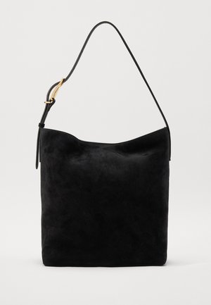Borsa a spalla in suede nero con una sola tracolla, superiore curvato e design minimalista. Texture liscia, senza pattern o decorazioni visibili.