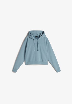 Sudadera corta de color azul claro hecha de tejido suave, con capucha ajustable, mangas largas, puños acanalados y un sutil logotipo bordado en el frente.