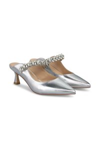 Srebrne metaliczne buty na wysokim obcasie w kształcie kota z wąskimi czubkami, z ozdobnym paskiem z dżetami na wierzchu. Gładka tekstura z błyszczącym wykończeniem.