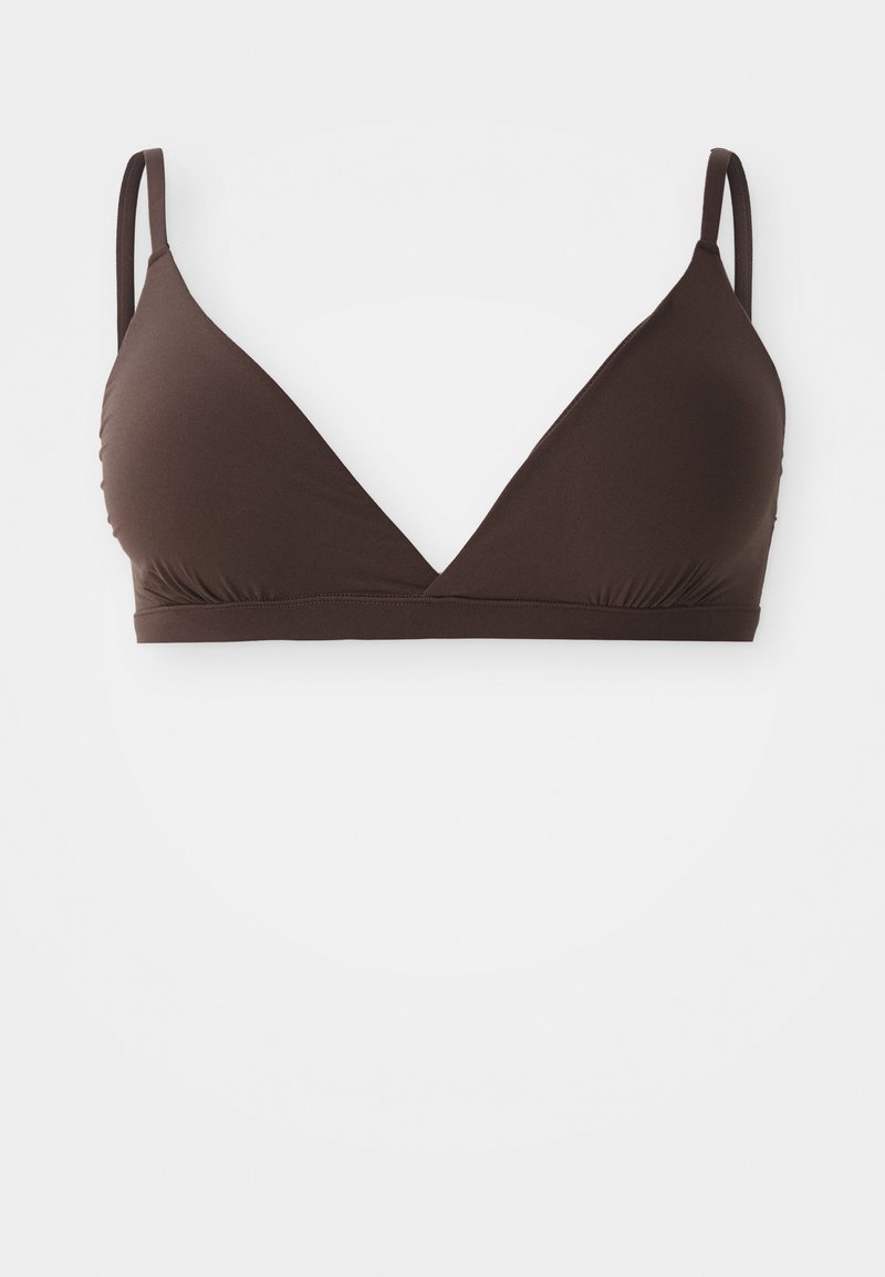 Bralette triangulaire marron avec bretelles ajustables, présentant une texture de tissu lisse et des détails froncés à la base pour une silhouette subtile.