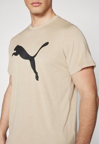 Puma TRAIN CAT TEE - Spordi T-särk - putty heather