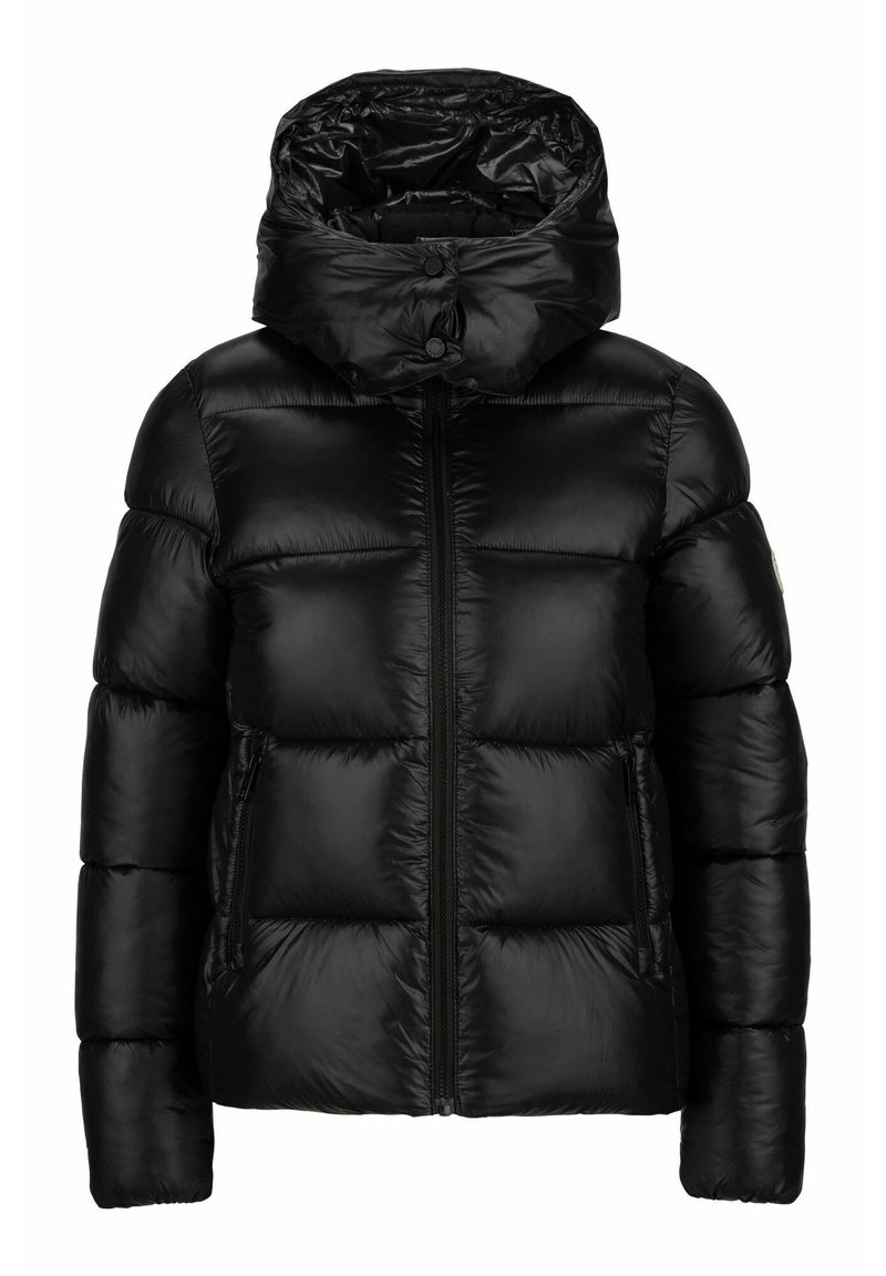 Czarna puchowa kurtka o błyszczącej fakturze, zapinana na zamek z przodu, z kapturem zapinanym na guziki. Posiada poziome pikowane sekcje i boczne kieszenie.