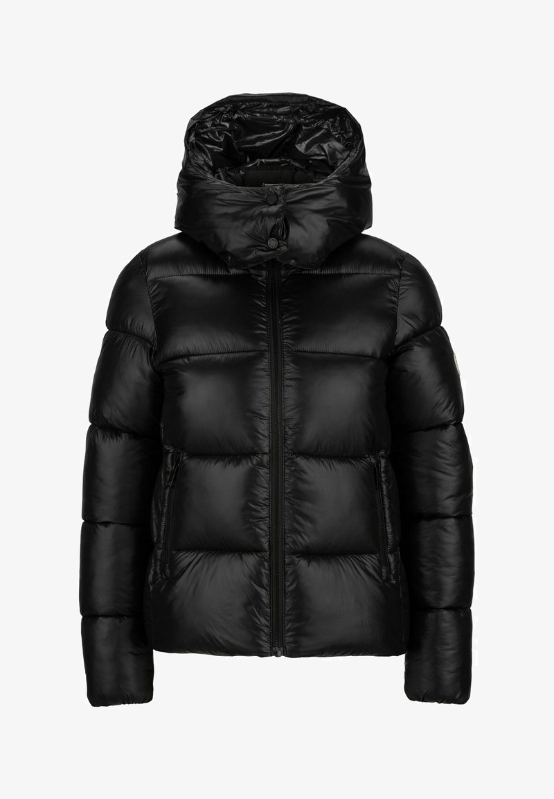 Czarna puchowa kurtka o błyszczącej fakturze, zapinana na zamek z przodu, z kapturem zapinanym na guziki. Posiada poziome pikowane sekcje i boczne kieszenie.