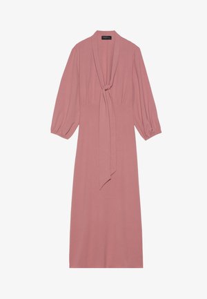 Roze, jurk tot de knie met een strik bij de halslijn, lange ballonmouwen en een gladde textuur. Geen zichtbare patronen of hardwaredetails.