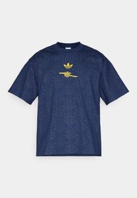 Camiseta azul marino con un sutil patrón de hojas, mangas cortas, cuello redondo y un gráfico amarillo con un emblema en el centro.