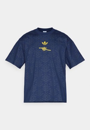 Granatowa koszulka z subtelnym wzorem liści, krótki rękaw, okrągły dekolt oraz żółta grafika z emblematem na środku.